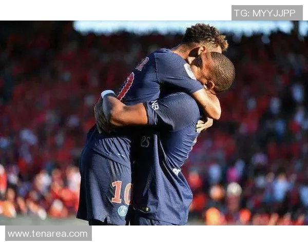 球迷看台巧妙递烟引热议 足球球星赛场瞬间成意外焦点